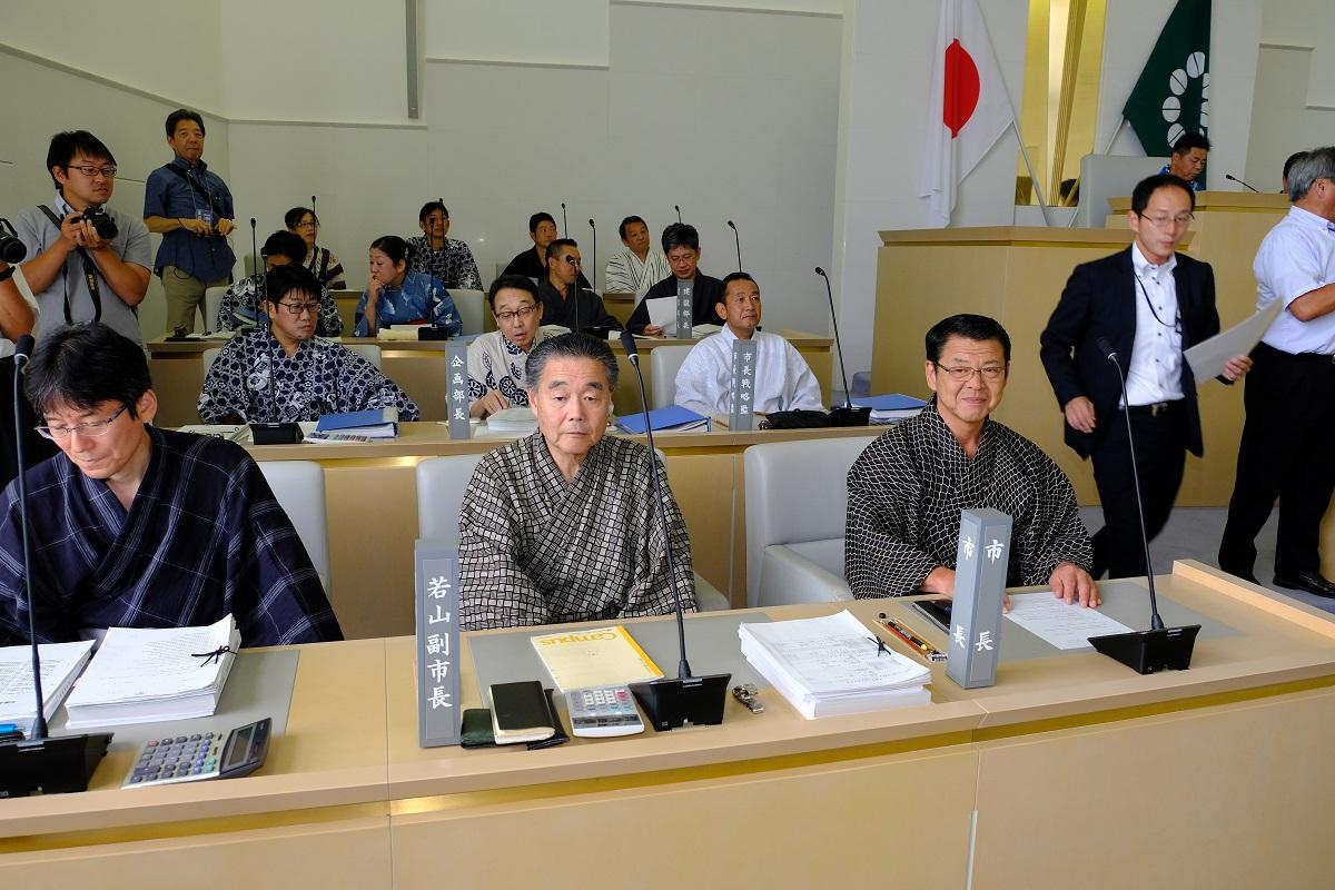 2018年9月3日 浴衣姿で議会席に座る市職員の写真