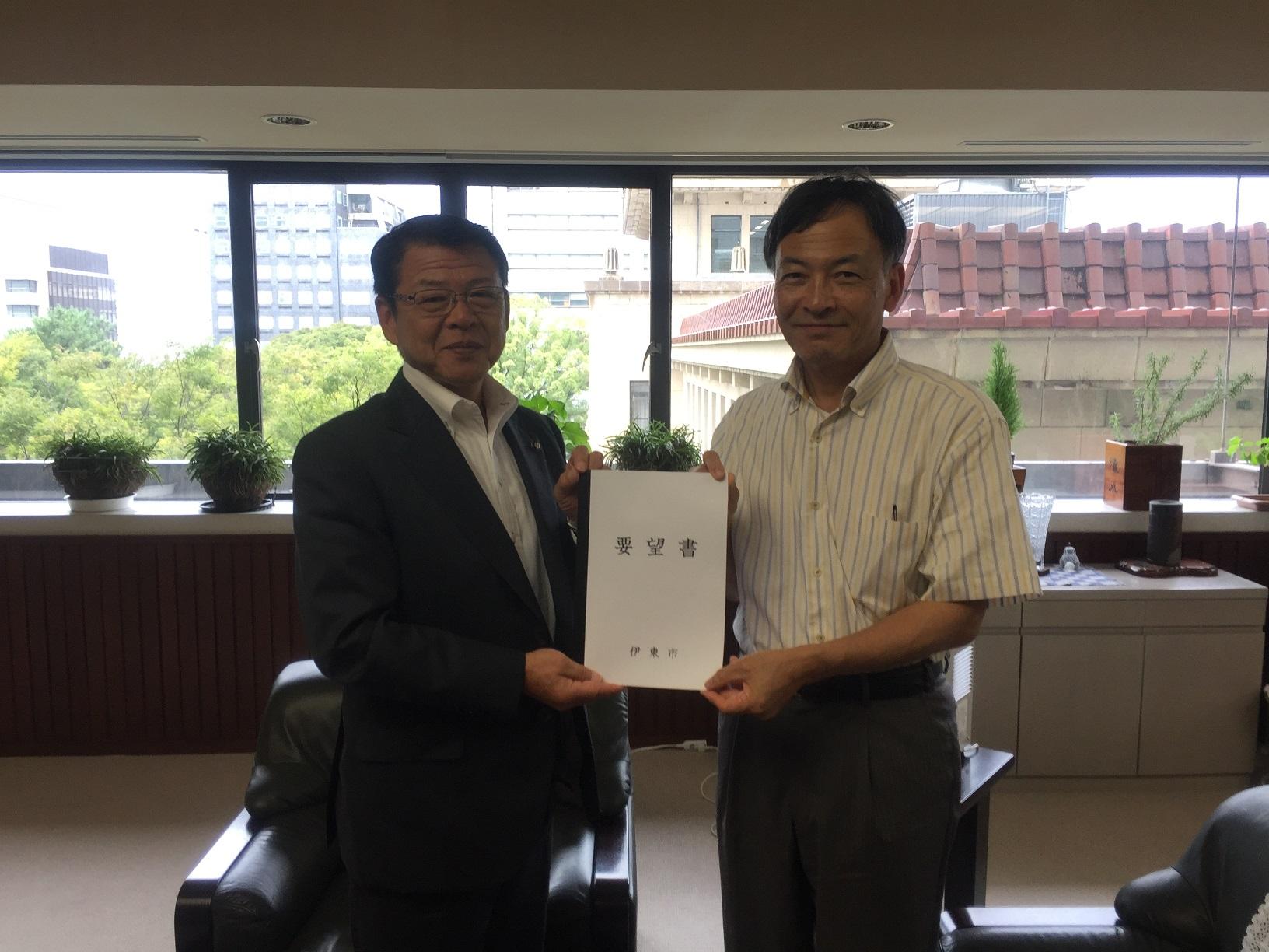 2018年9月4日 伊東市からの要望書を手渡しする伊東市長と受け取る難波副知事の写真