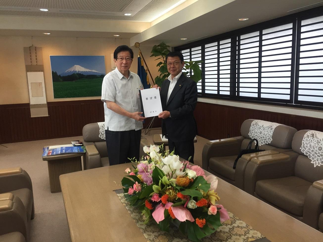 2018年9月4日 伊東市からの要望書を手渡しする伊東市長と受け取る川勝平太知事の写真