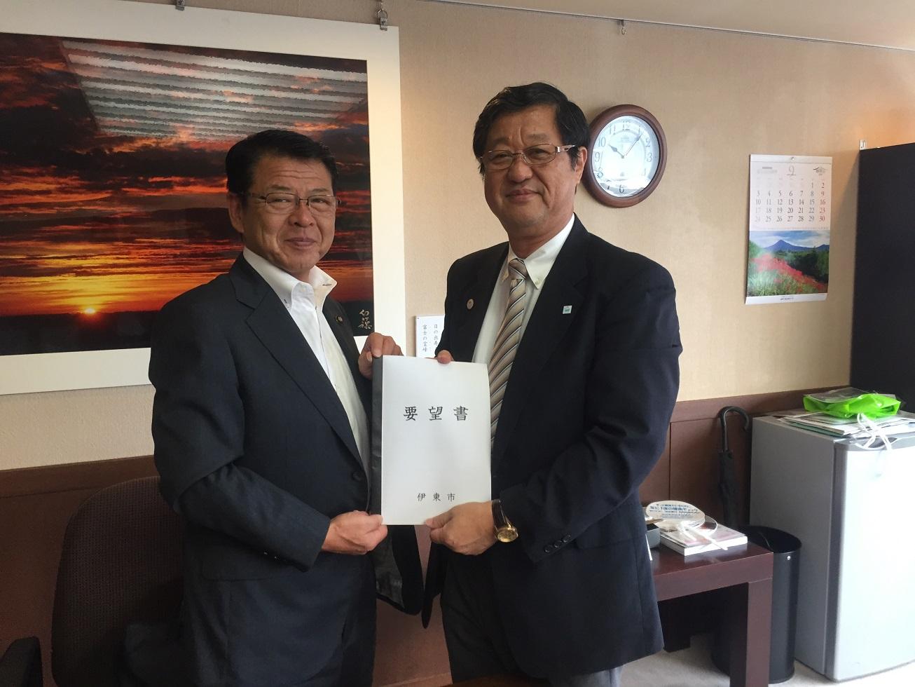 2018年9月4日 伊東市からの要望書を手渡しする伊東市長と受け取る土屋副知事の写真
