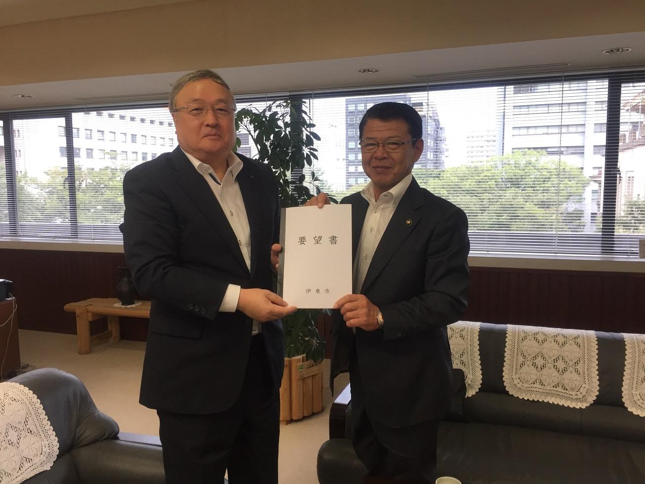 2018年9月4日 伊東市からの要望書を手渡しする伊東市長と受け取る吉林副知事の写真