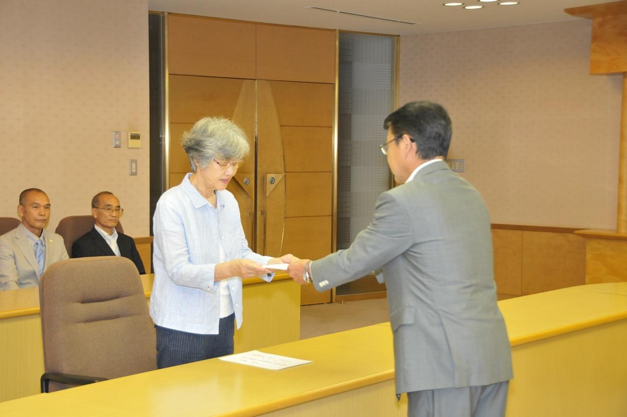 2018年9月10日 民生委員委嘱式にて委嘱状を受け取る鳥居陽子さんの写真