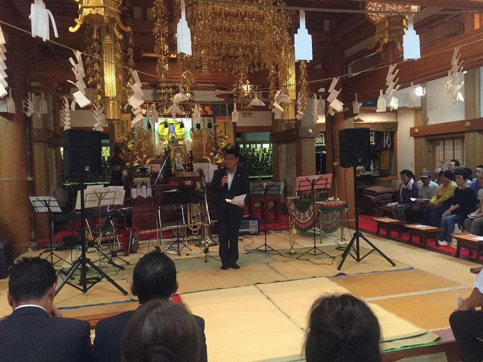 2018年9月14日 音楽祭の会場（朝善寺のお堂）にて挨拶する市長の写真