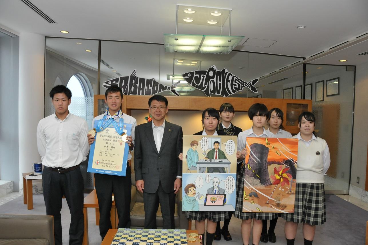 2018年9月21日 全国大会入賞の生徒7人と並ぶ市長の写真