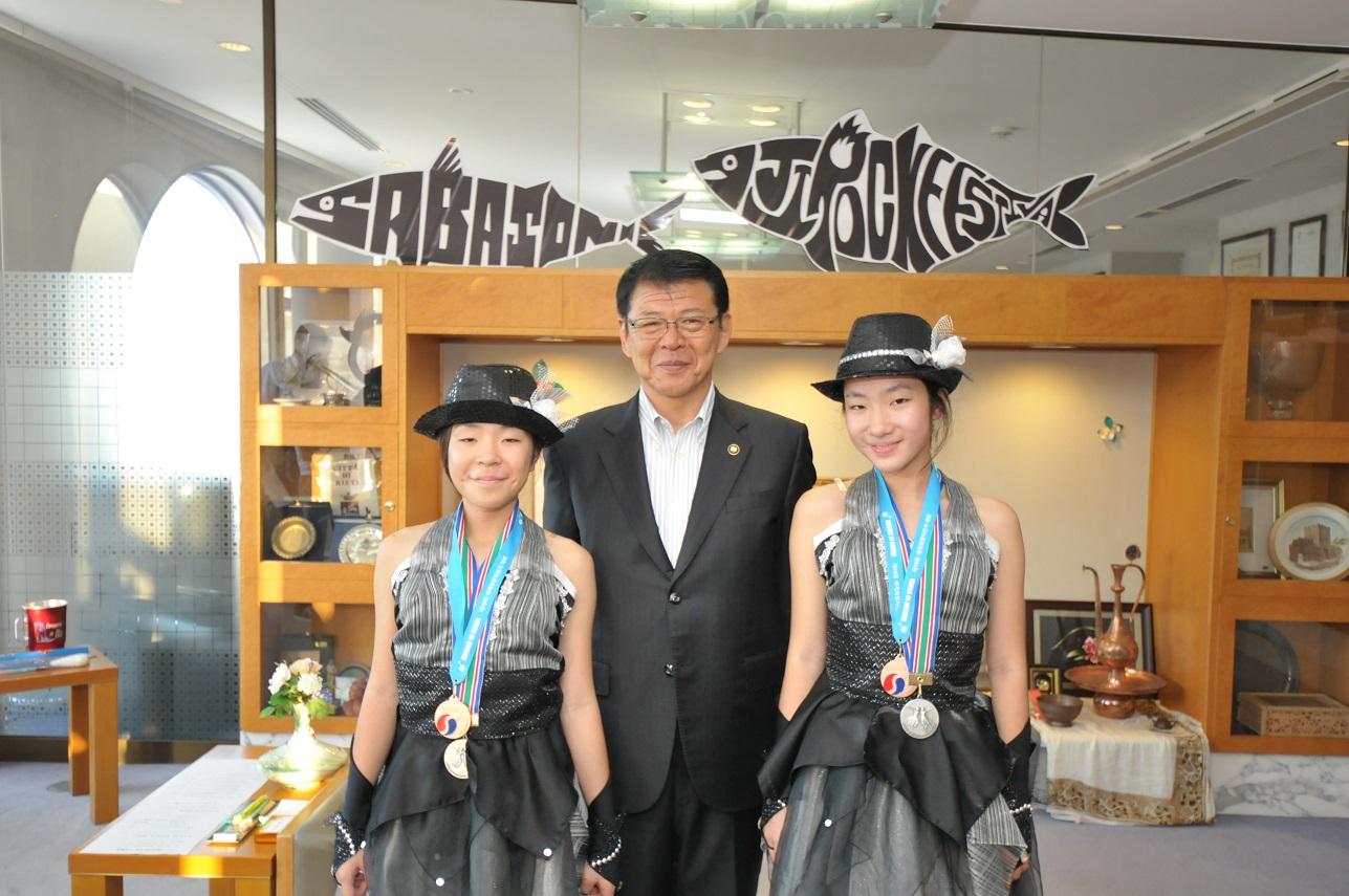 国際一輪車競技大会で準優勝と3位に入賞した稲葉実歩さん幸希さんの姉妹と伊東市長の写真