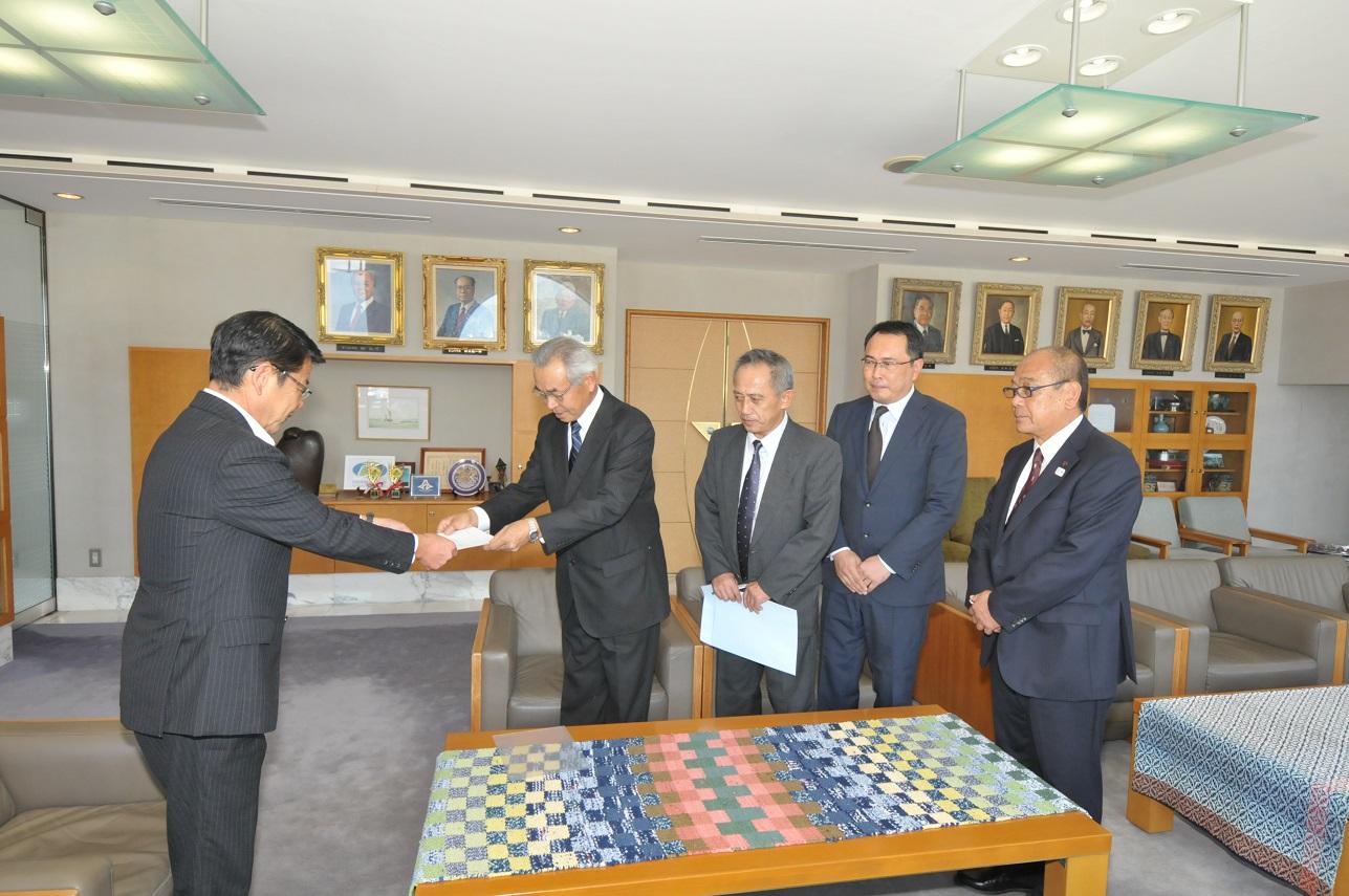 伊東市長に要望書を提出する吉田区と吉田財産区の方々の写真