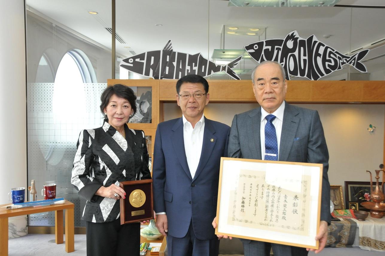 救急医療功労者厚生労働大臣表彰を受賞された青木榮三郎さんと伊東市長の写真