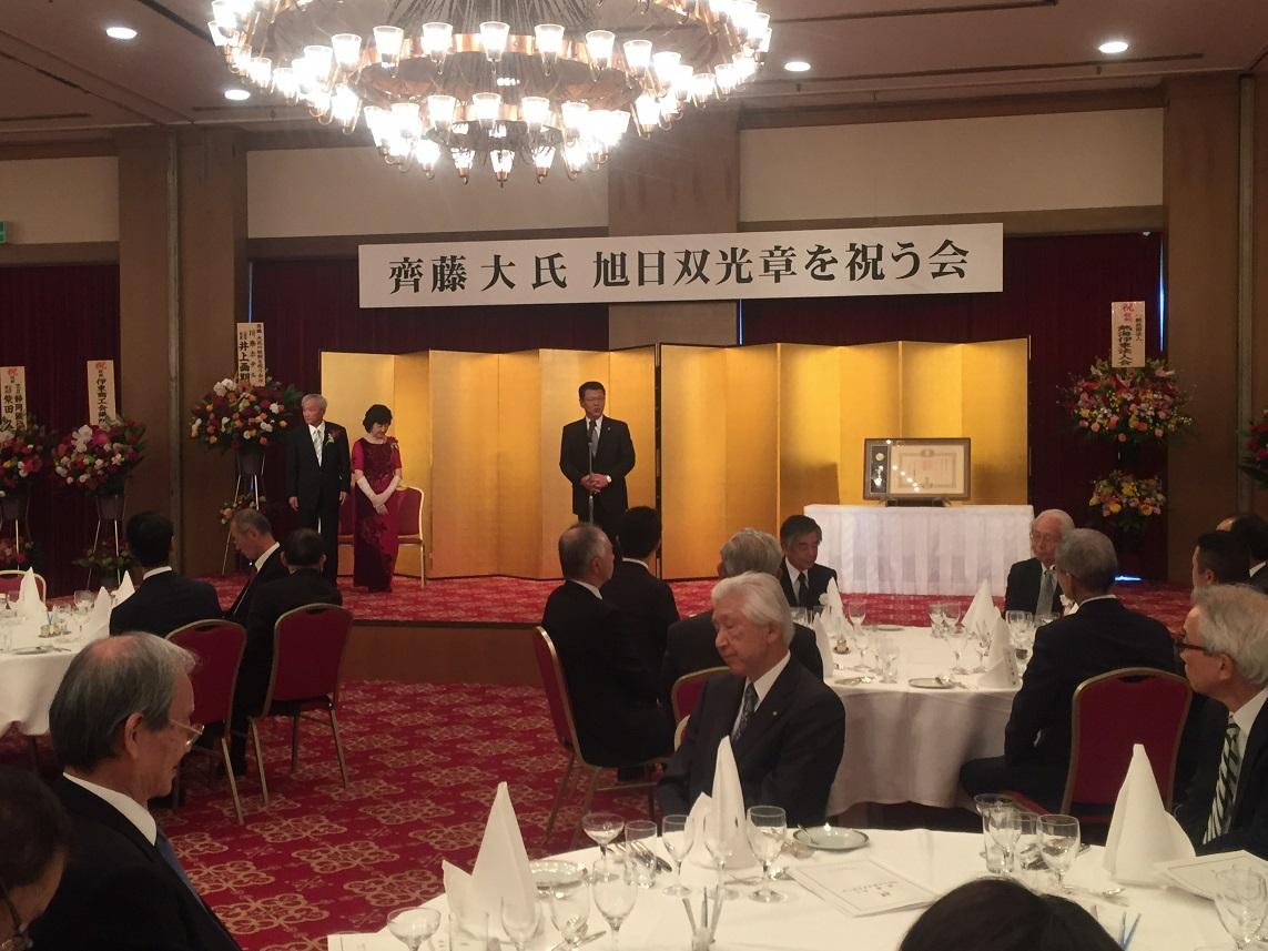齊藤大氏旭日双光章を祝う会で祝辞を述べる伊東市長の写真