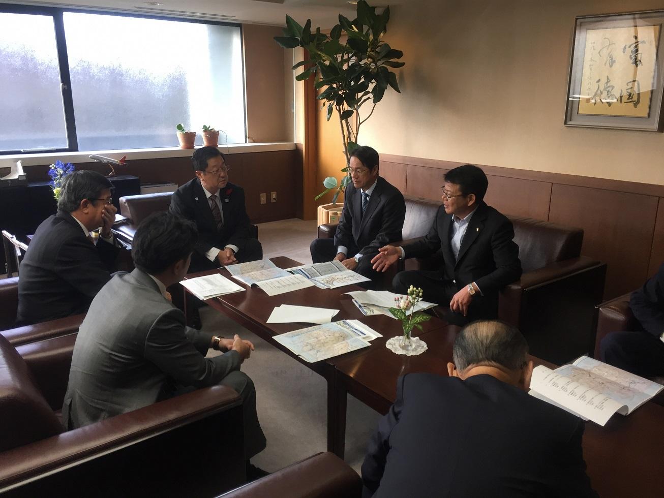 要望活動を行った静岡県庁副知事室での会議の写真