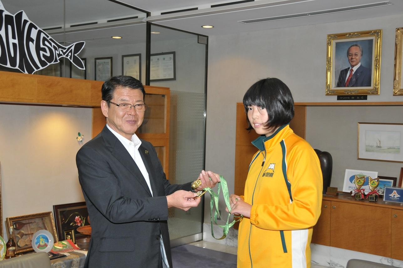 全国障害者スポーツ大会2種目で優勝した井戸杏香さんと伊東市長の写真