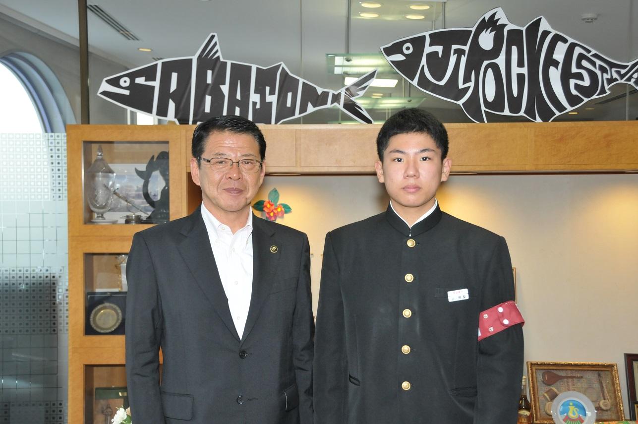 ジュニア五輪中学バレーで県代表に選ばれた谷昴聖さんと伊東市長の写真
