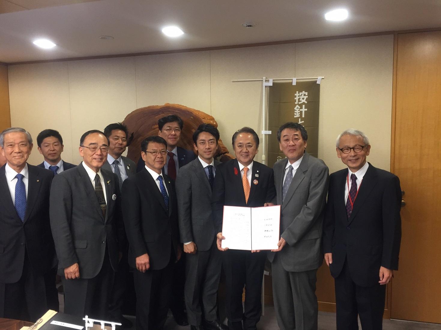 NHKに要望書を提出したANJINプロジェクト連絡協議会の皆さんとの写真