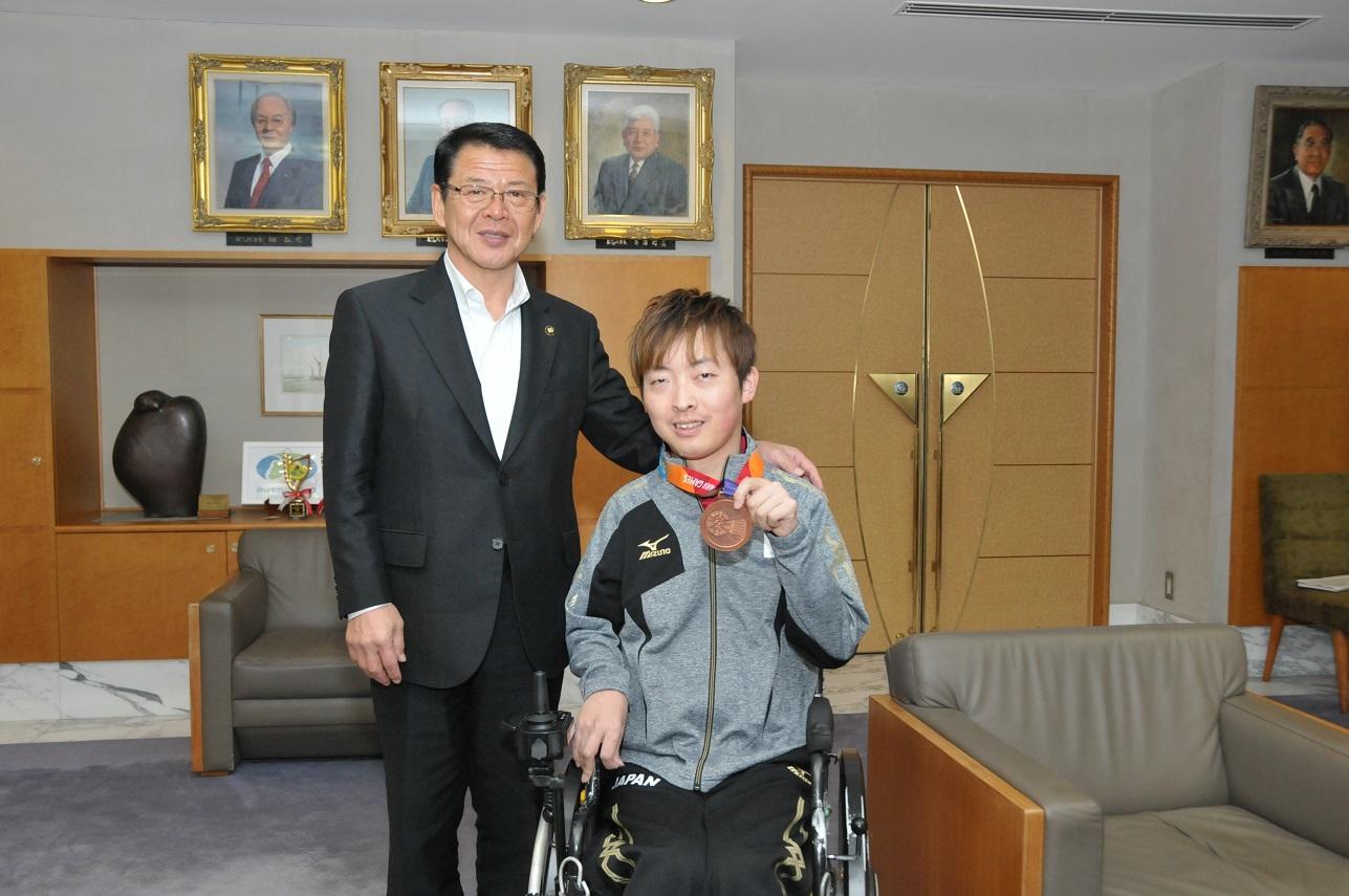 2018アジアパラ競技大会で入賞された杉村英孝選手と伊東市長の写真