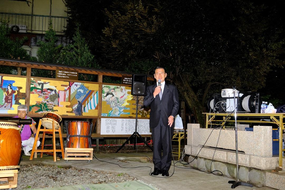 平成30年度尻つみ祭りで挨拶する伊東市長の写真