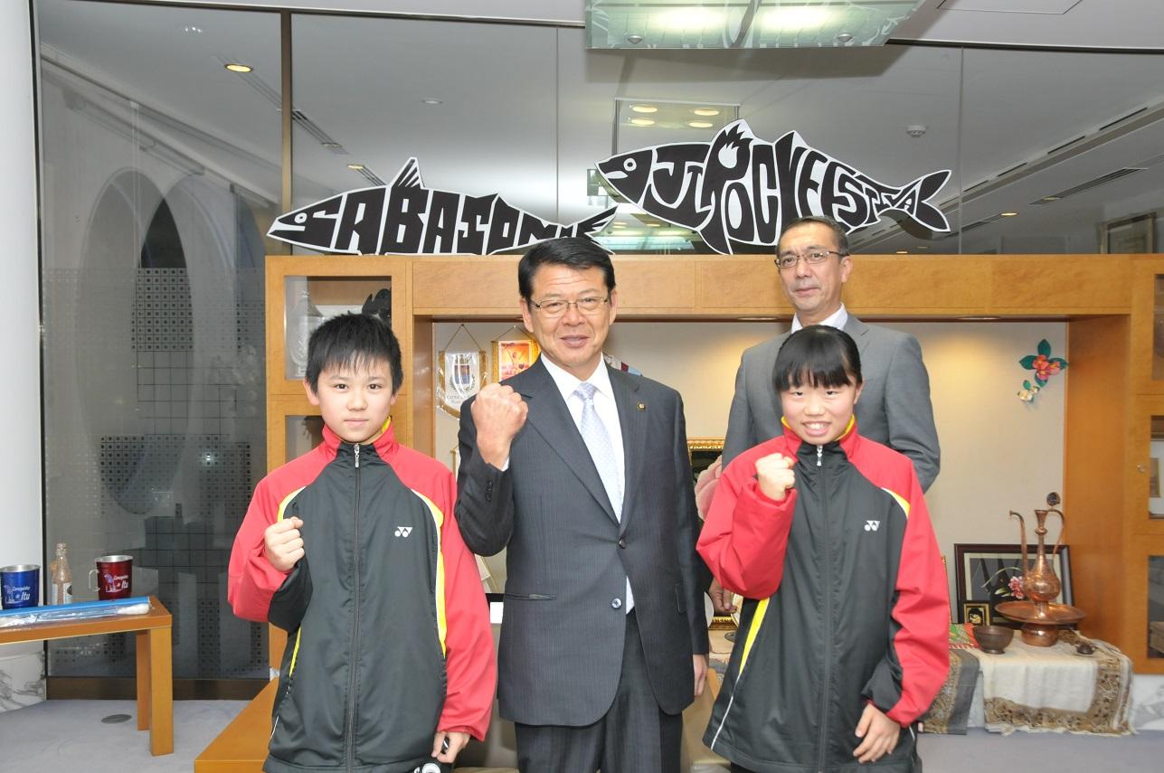 全国小学生バドミントン選手権大会に出場する鶴岡成々斗選手と山本美月選手と伊東市長の写真