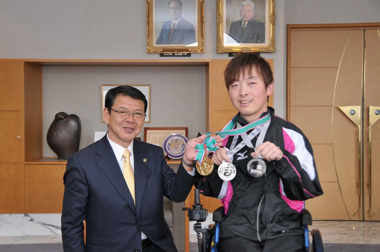 2019年1月16日杉村英孝選手と共にメダルを掲げる市長の写真