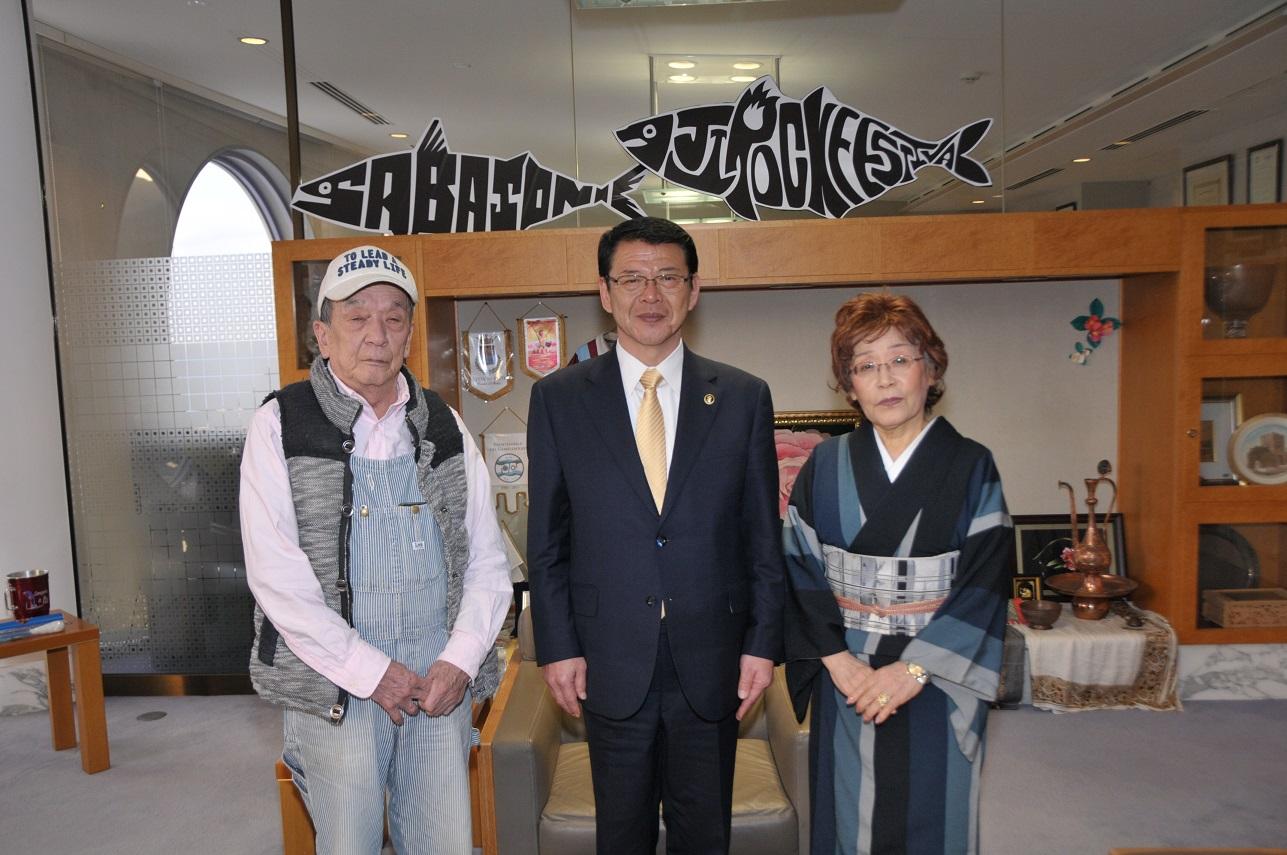 2019年1月16日蕎仙の2人と並ぶ市長の写真