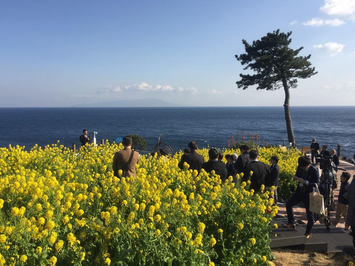 2019年1月23日海と菜の花畑で囲まれて行われた発会式の写真