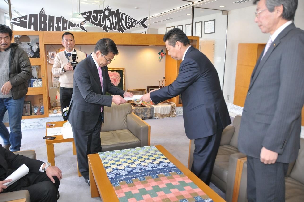 2019年1月30日四宮和彦議員から提言書を受け取る市長の写真
