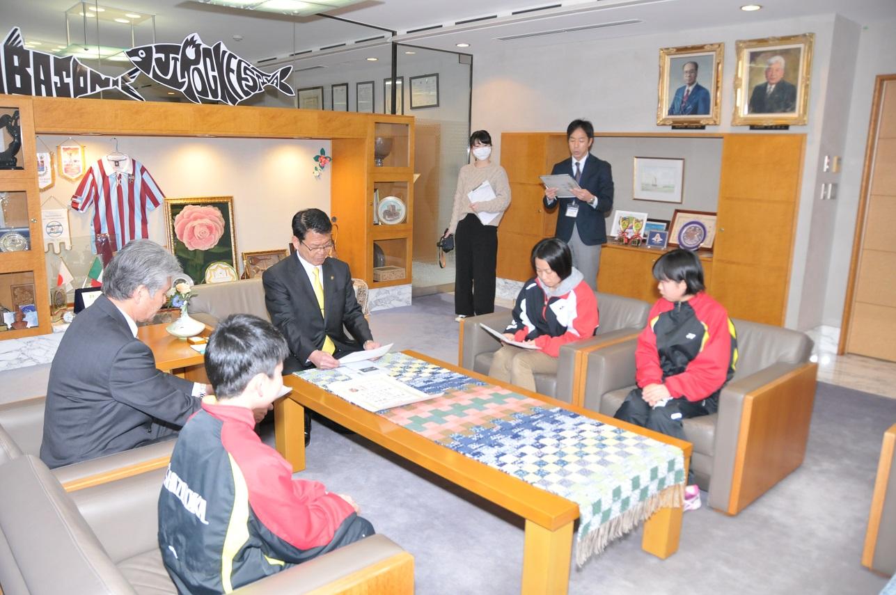 2019年1月31日市長公室の席に座る市長と鶴岡成々斗選手・山本美月選手の写真