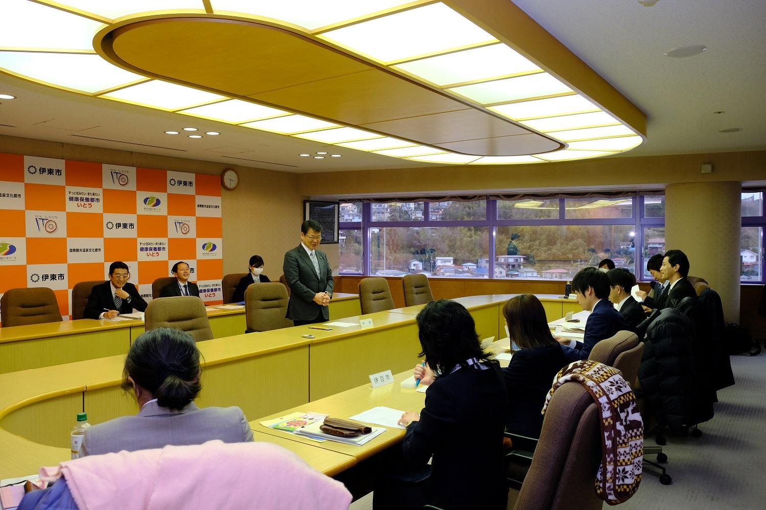 平成30年度静岡県東部市長会市長随行者会議で挨拶をする伊東市市長の写真