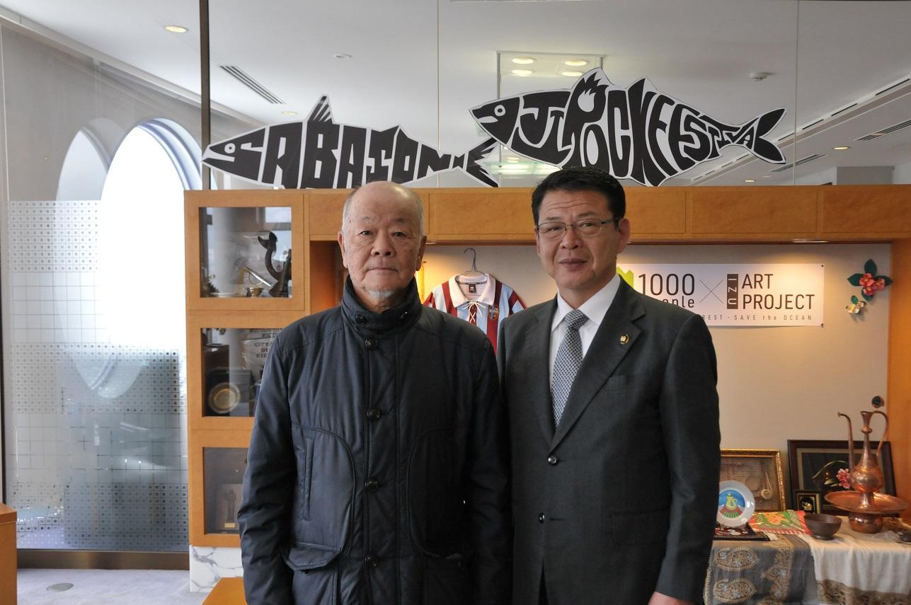 三浦按針ゆかりの地を歩いて巡っている横須賀市の田口義明さんと伊東市市長の写真