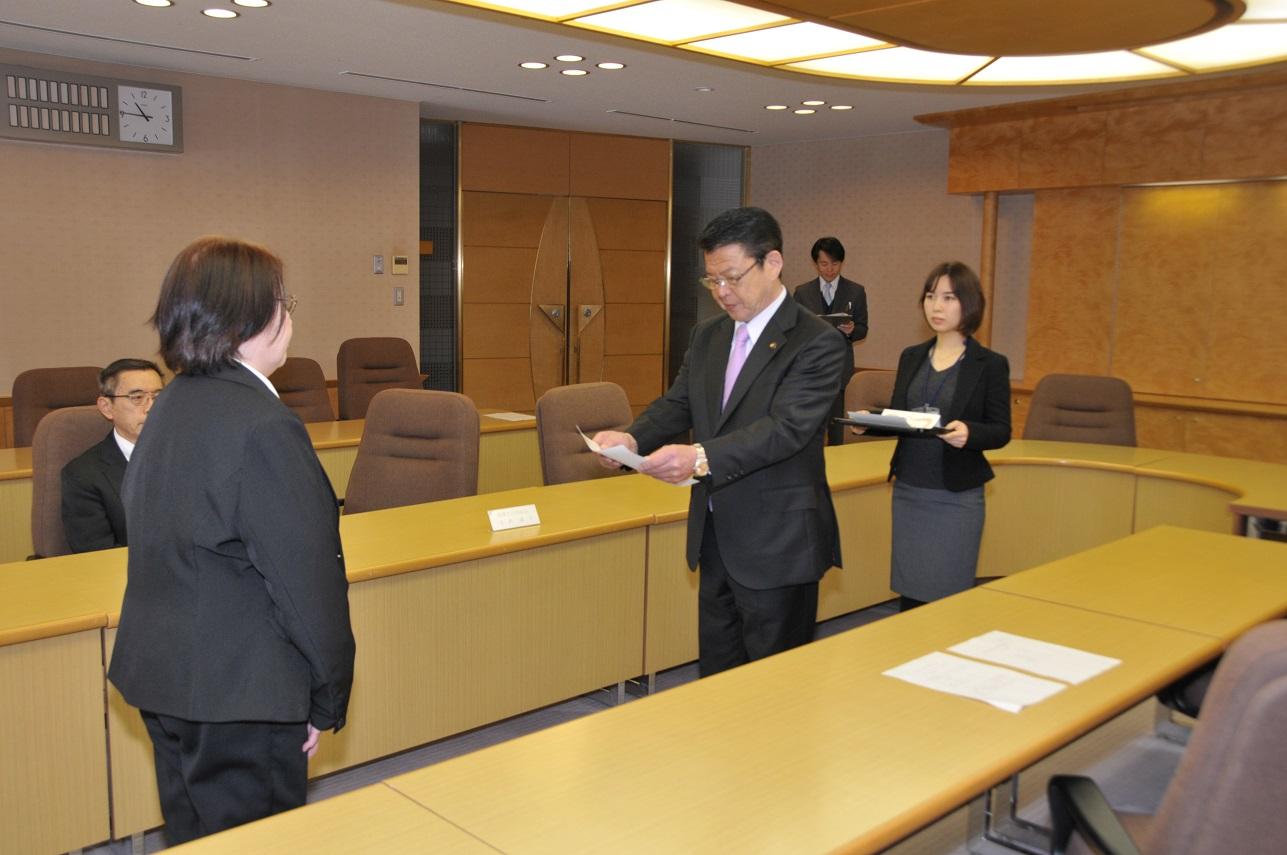 茅野廣子さんと大沼敏男さんに消費生活相談員委嘱状を手渡す伊東市市長の写真