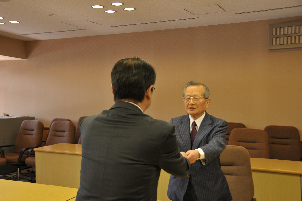 固定資産評価審査委員会委員である松屋永久さんへの発令式の写真