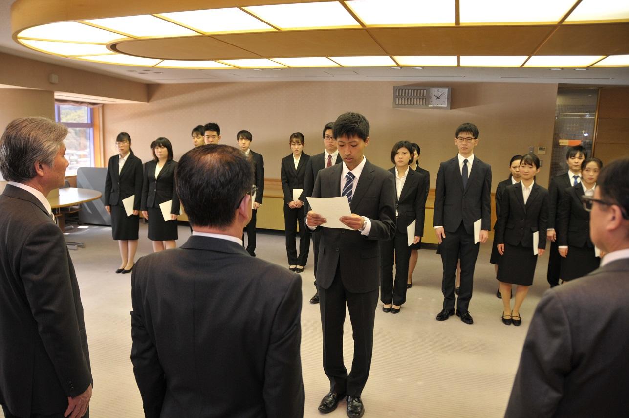 新規採用職員を代表して宣誓書を読み上げる建設課配属の稲葉秀久さんの写真