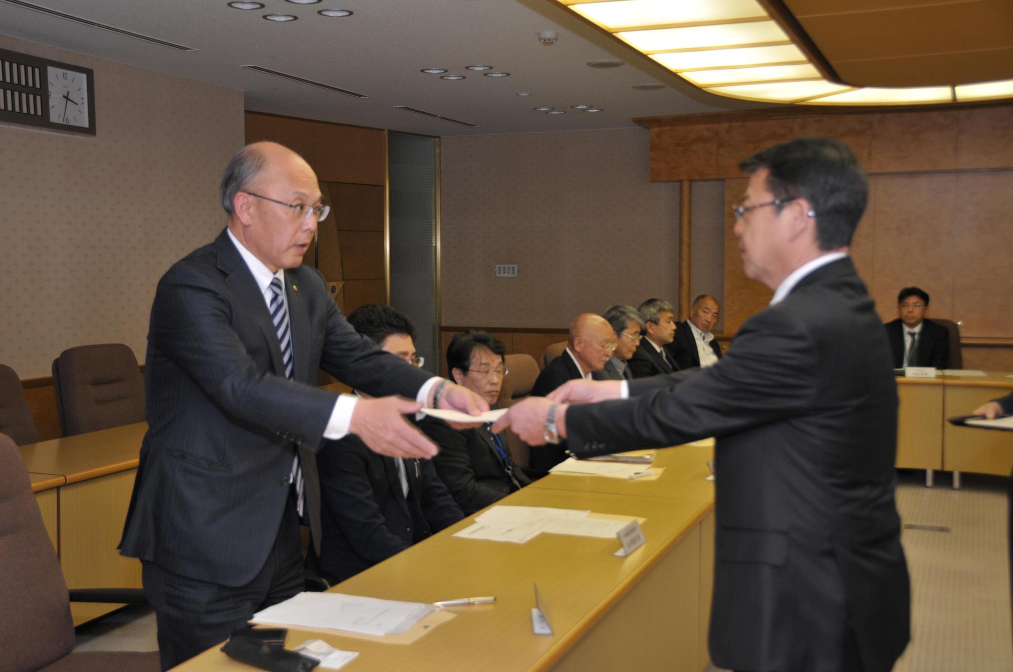 伊東市福祉有償運送運営協議会委員の委嘱状を受け取る様子の写真