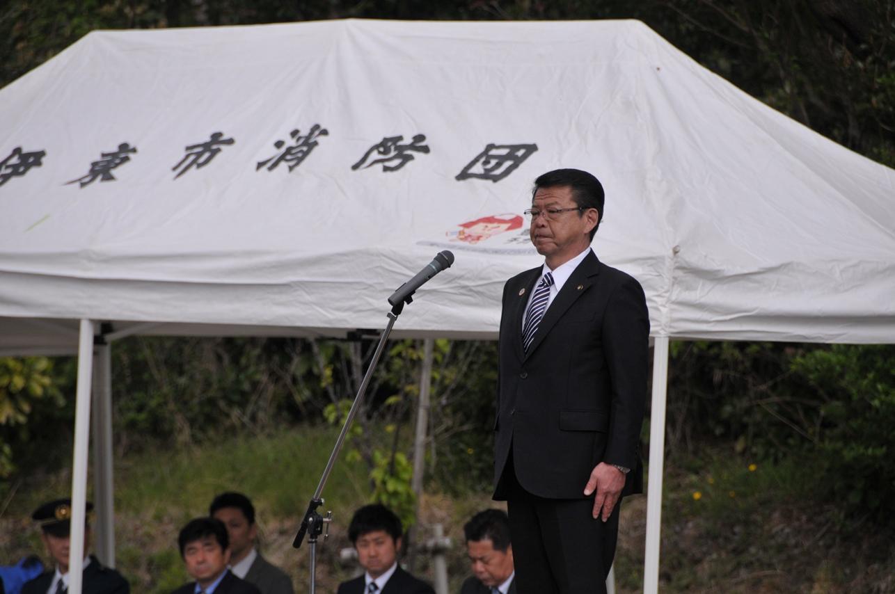 平成31年度伊東市消防団ポンプ操法競技会で挨拶する伊東市市長の写真