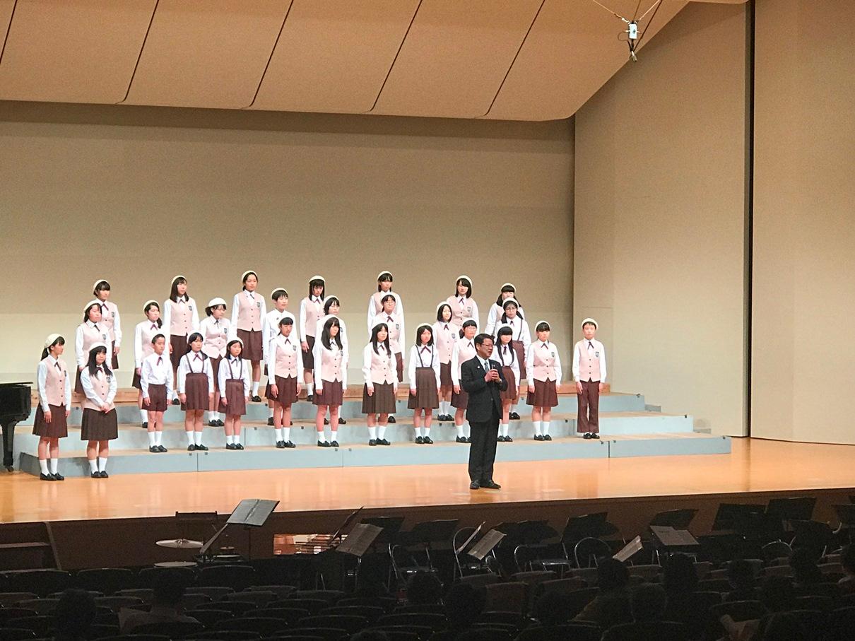 観光会館大ホールにて開催された伊東市少年少女合唱団第42回発表会の様子の写真
