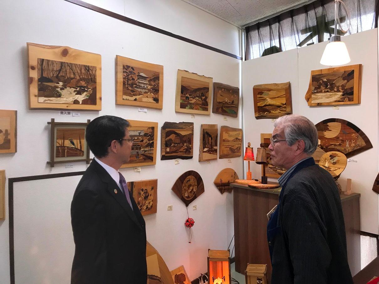 「森のぞうがん美術館」を視察する伊東市市長の写真