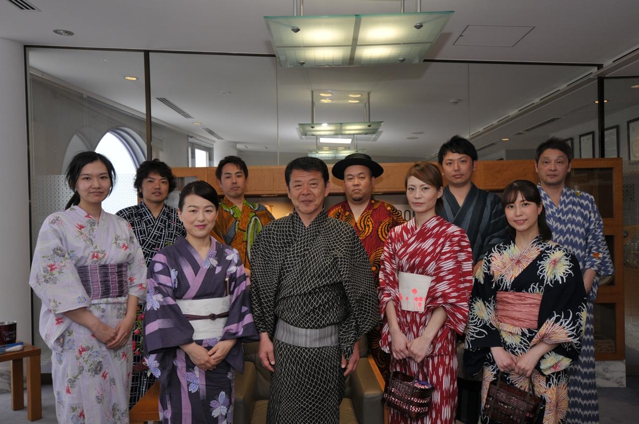 HIKARI to YUKATA にぎわい演出事業実行委員会の皆さんと浴衣を着た伊東市市長の写真