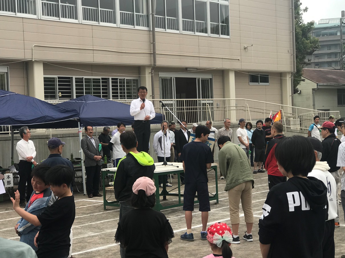 松原区民親睦体育祭であいさつをする小野市長