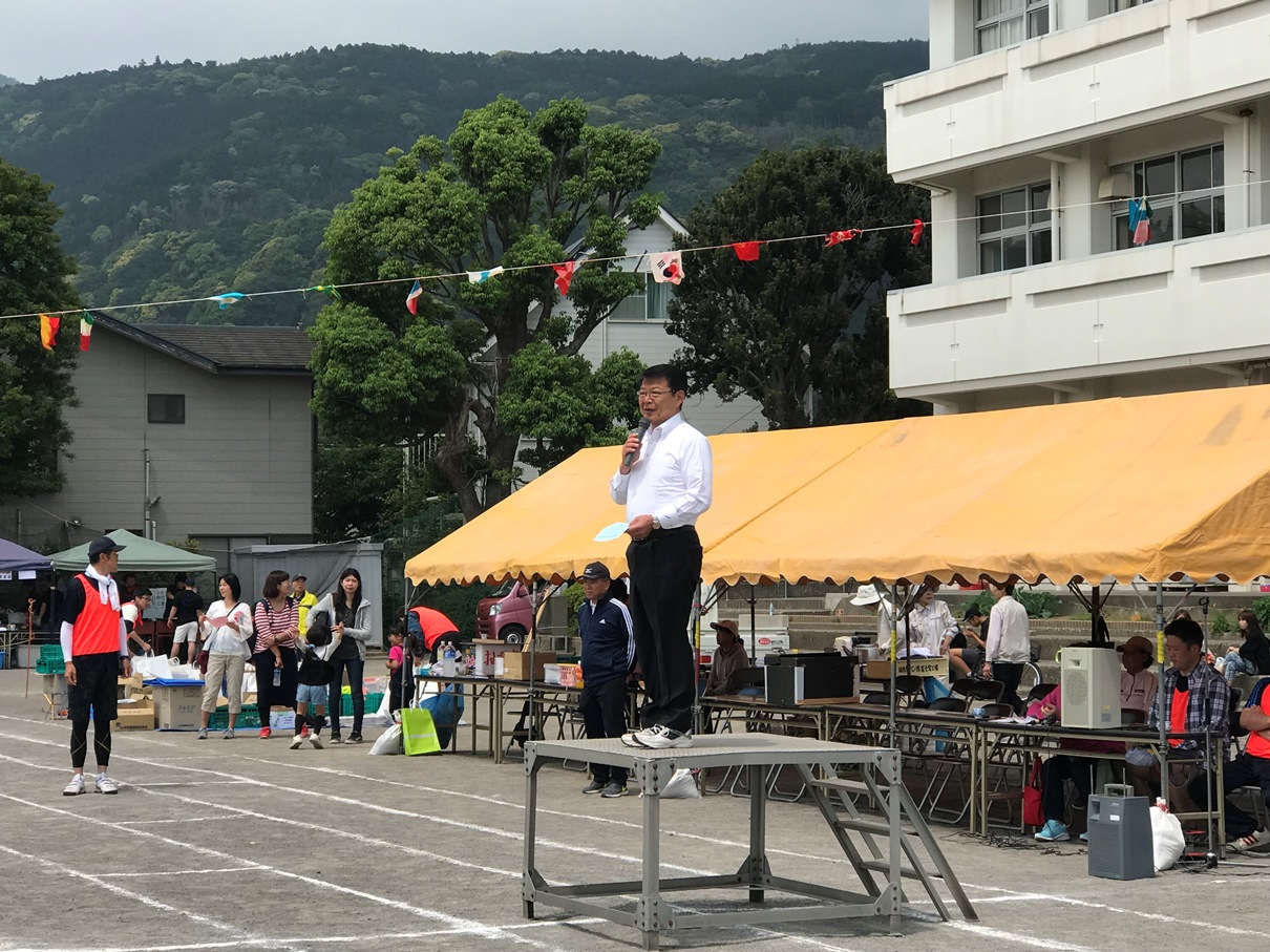 八幡野区民体育祭であいさつをする小野市長