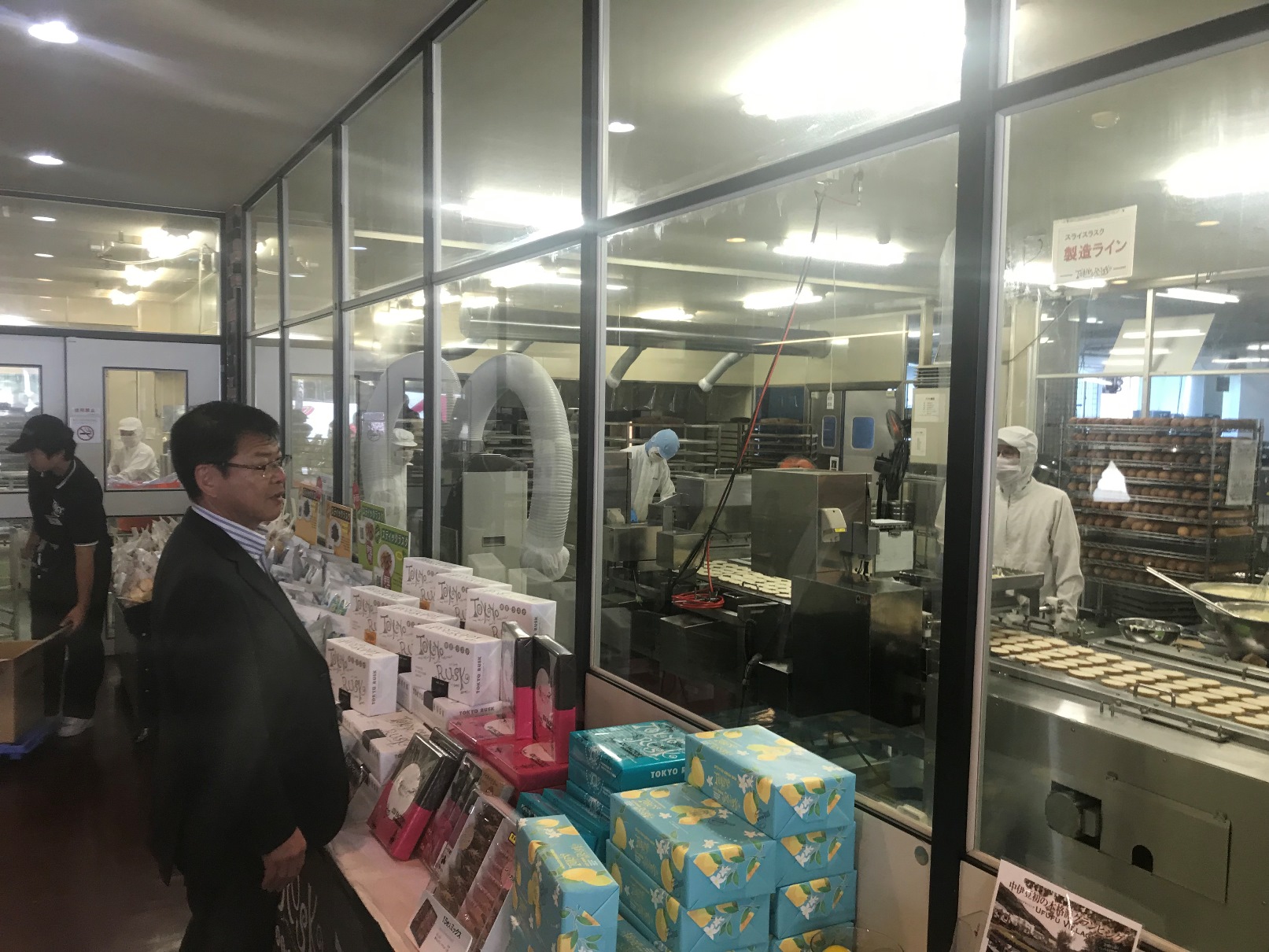 東京ラスク工場内を見学する小野市長
