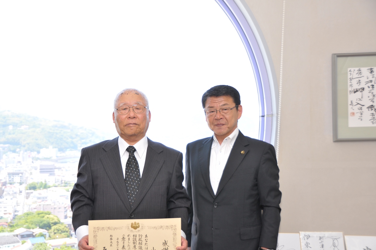感謝状を掲げ、小野市長と写真を撮る山本さん