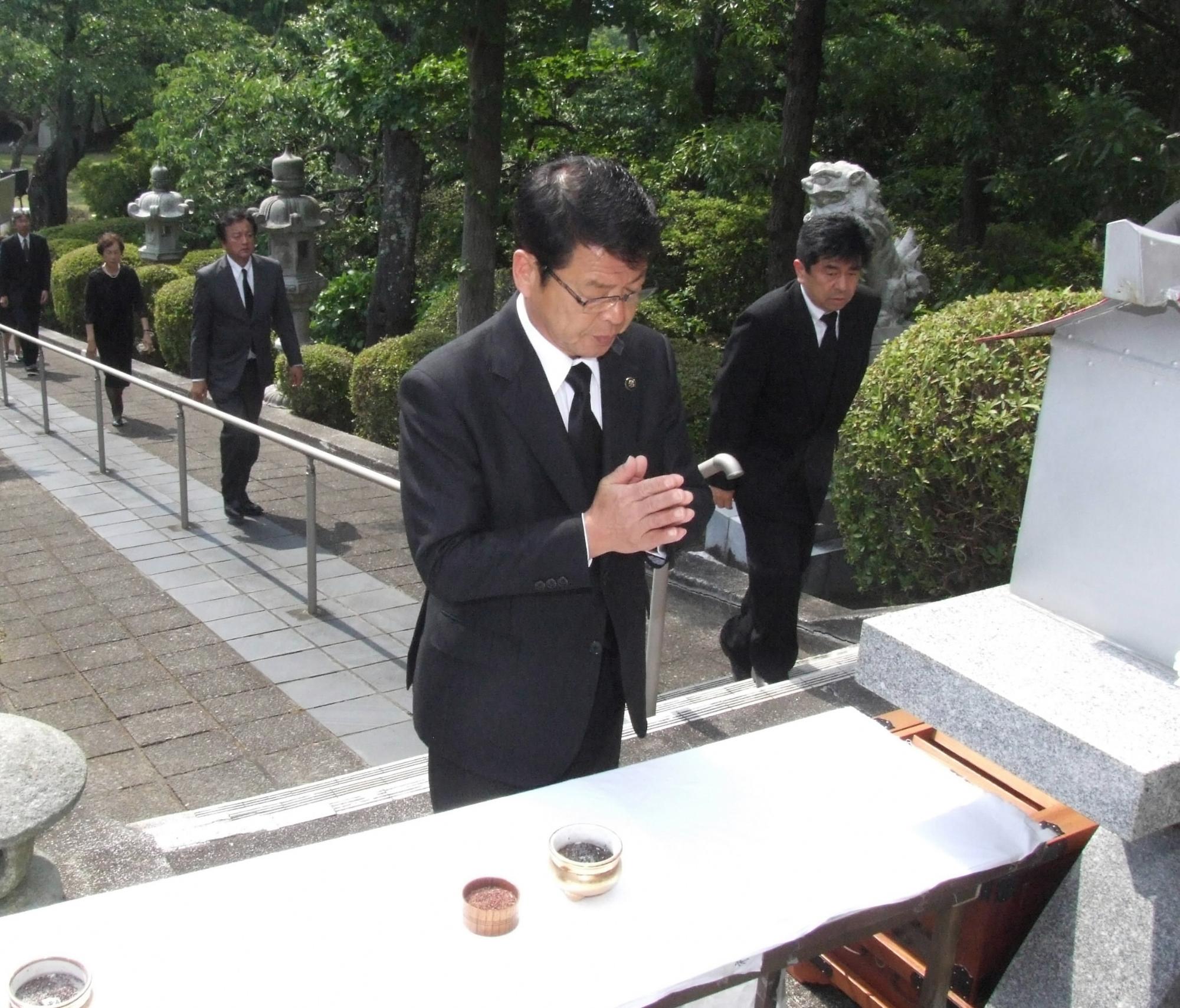 慰霊塔の前で哀悼の意を捧げる小野市長