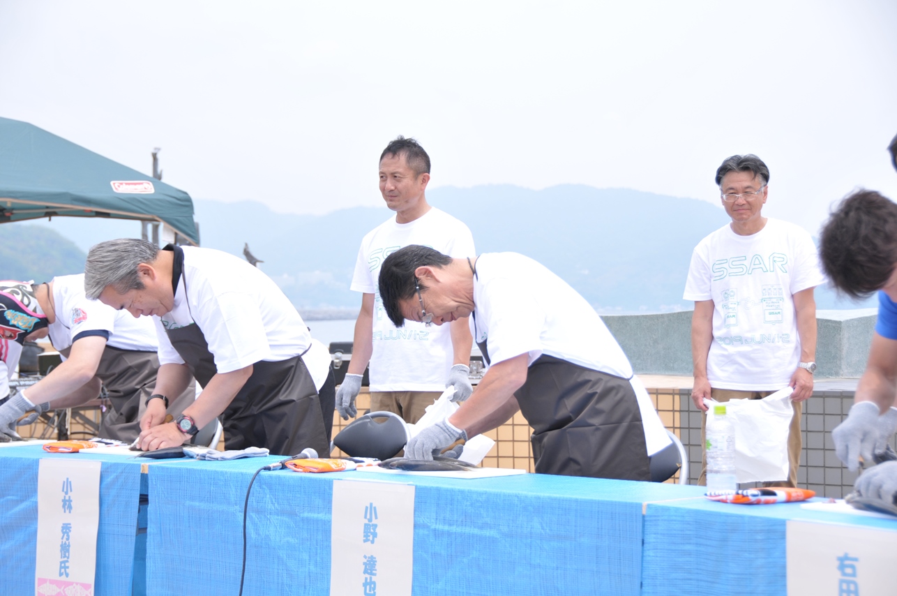 干物開き大会に出場する小野市長