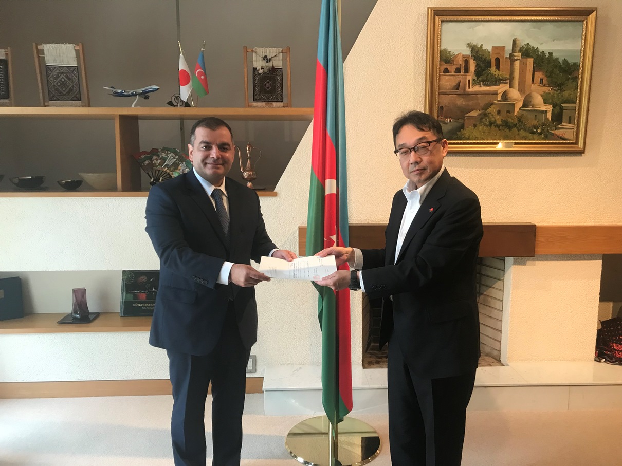 アゼルバイジャン大使館で招待状を渡す中村副市長