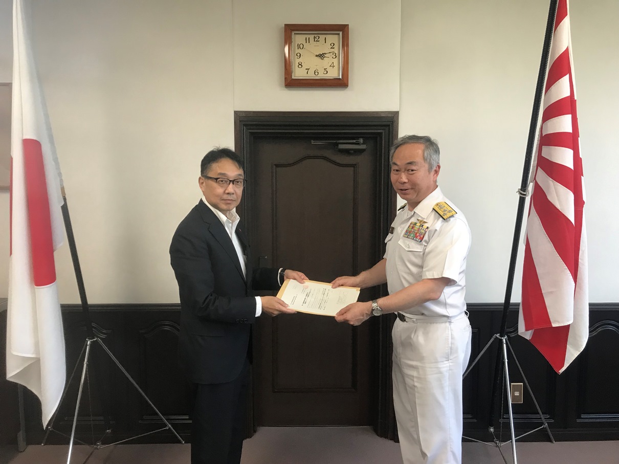 海上自衛隊横須賀基地で招待状を渡す中村副市長