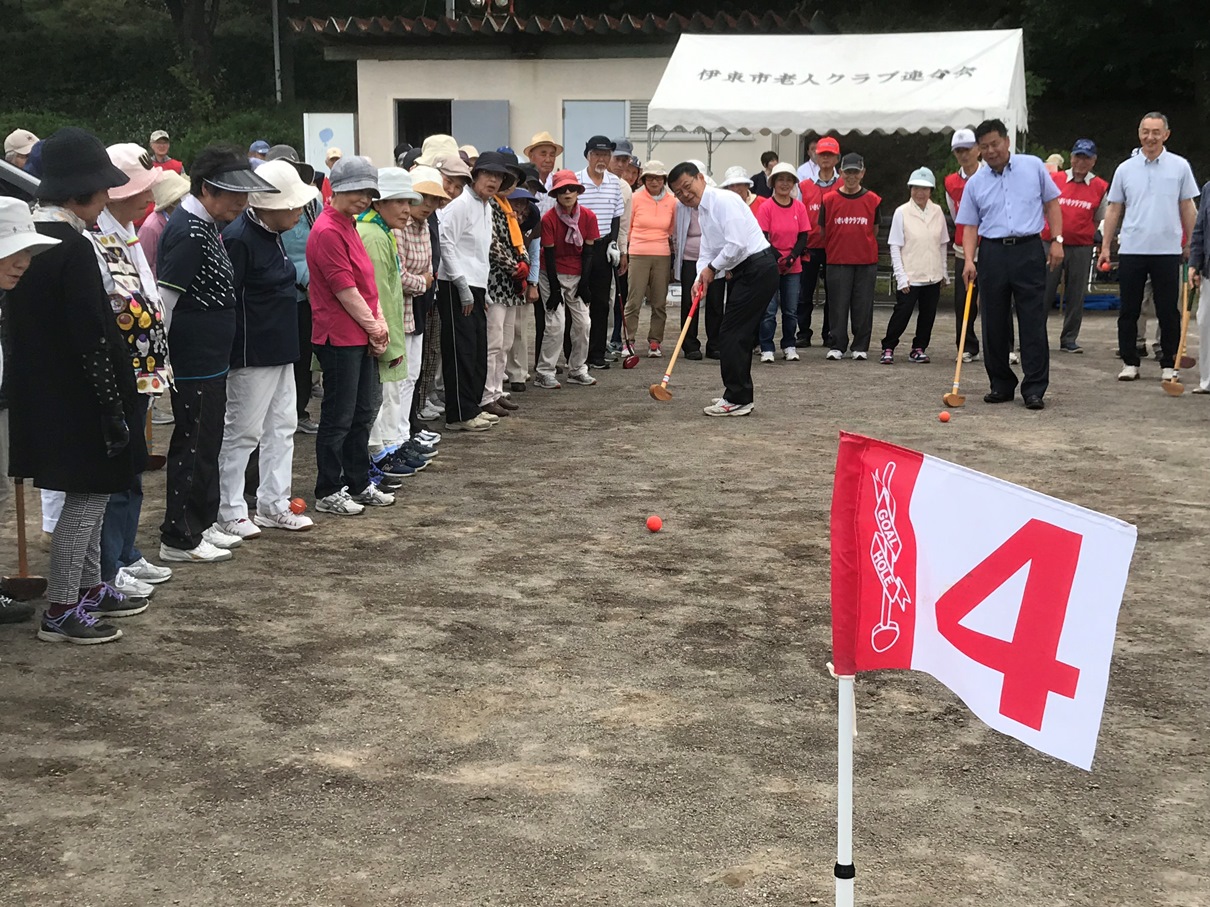 グラウンドゴルフ大会で始球式を行う小野市長