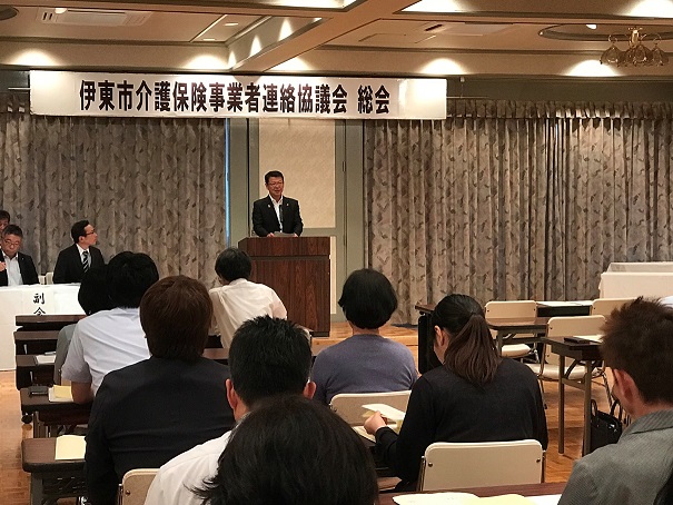 介護保険事業者連絡協議会にてあいさつをする小野市長