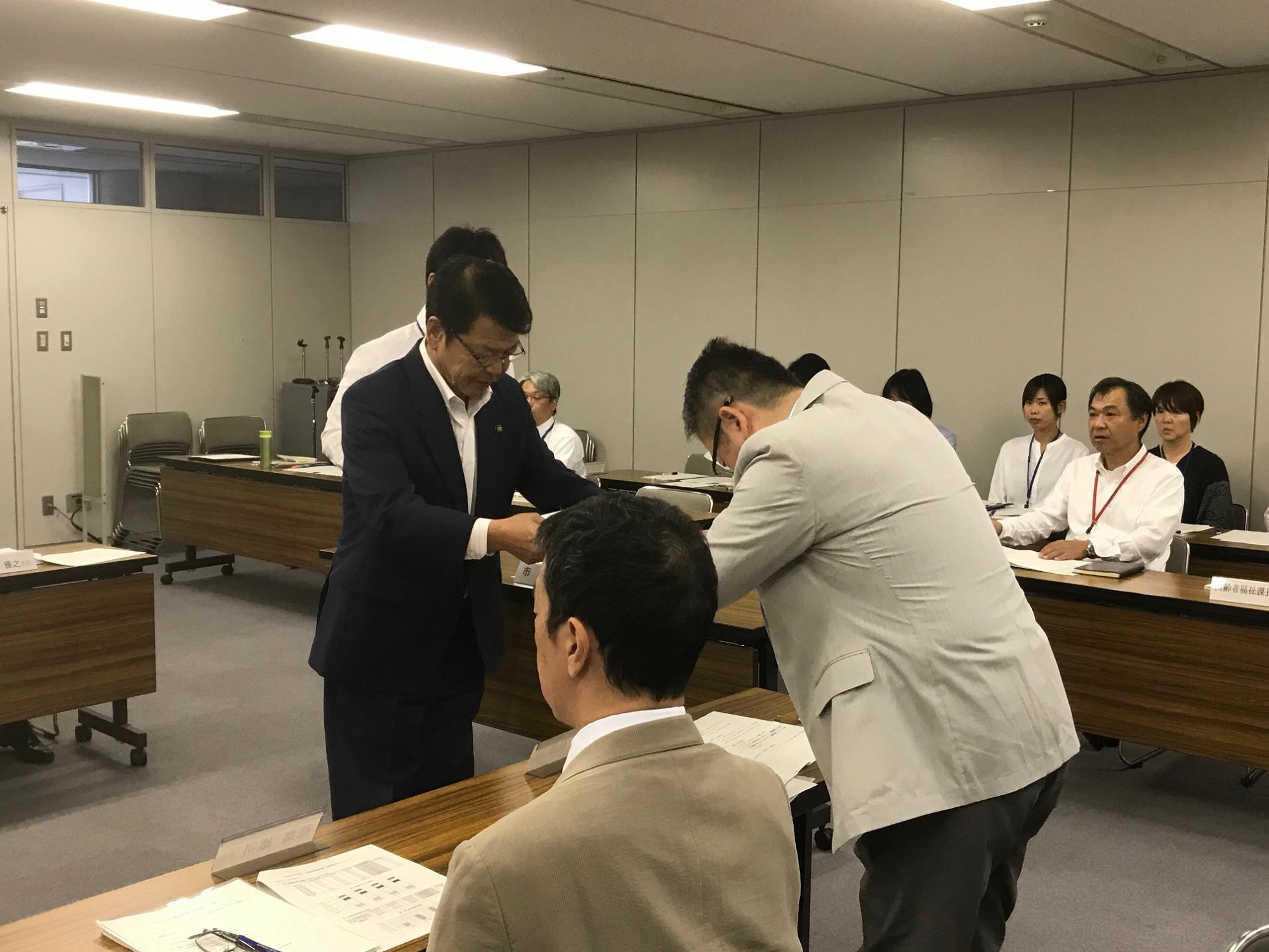 介護保険運営協議会で委嘱状を交付する小野市長