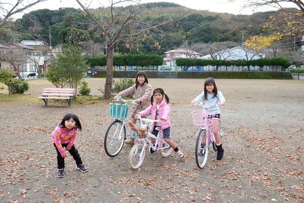公園で自転車に乗る子供たちの写真