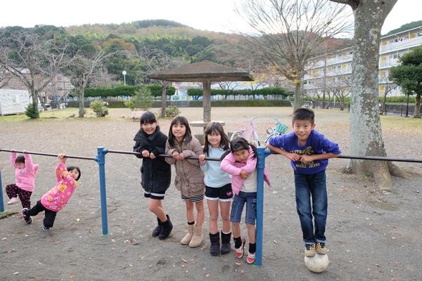 鉄棒で遊ぶ子供たち7人の写真