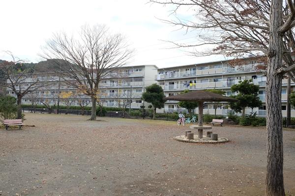 公園の東屋とベンチの写真