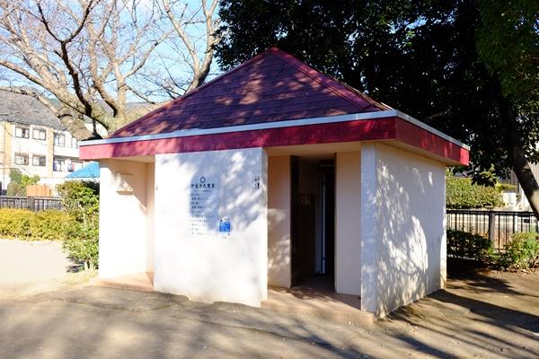 公園のトイレの建物の写真