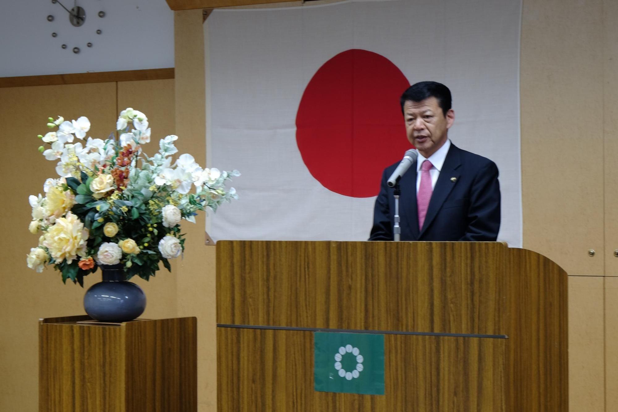 2017年5月29日日本の国旗を背に演台に立つ市長の写真